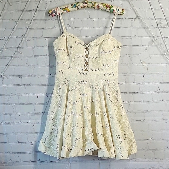 B. SMART White Floral Lace Sequin Mini Summer Dress Juniors Size 9 - Picture 2 of 16